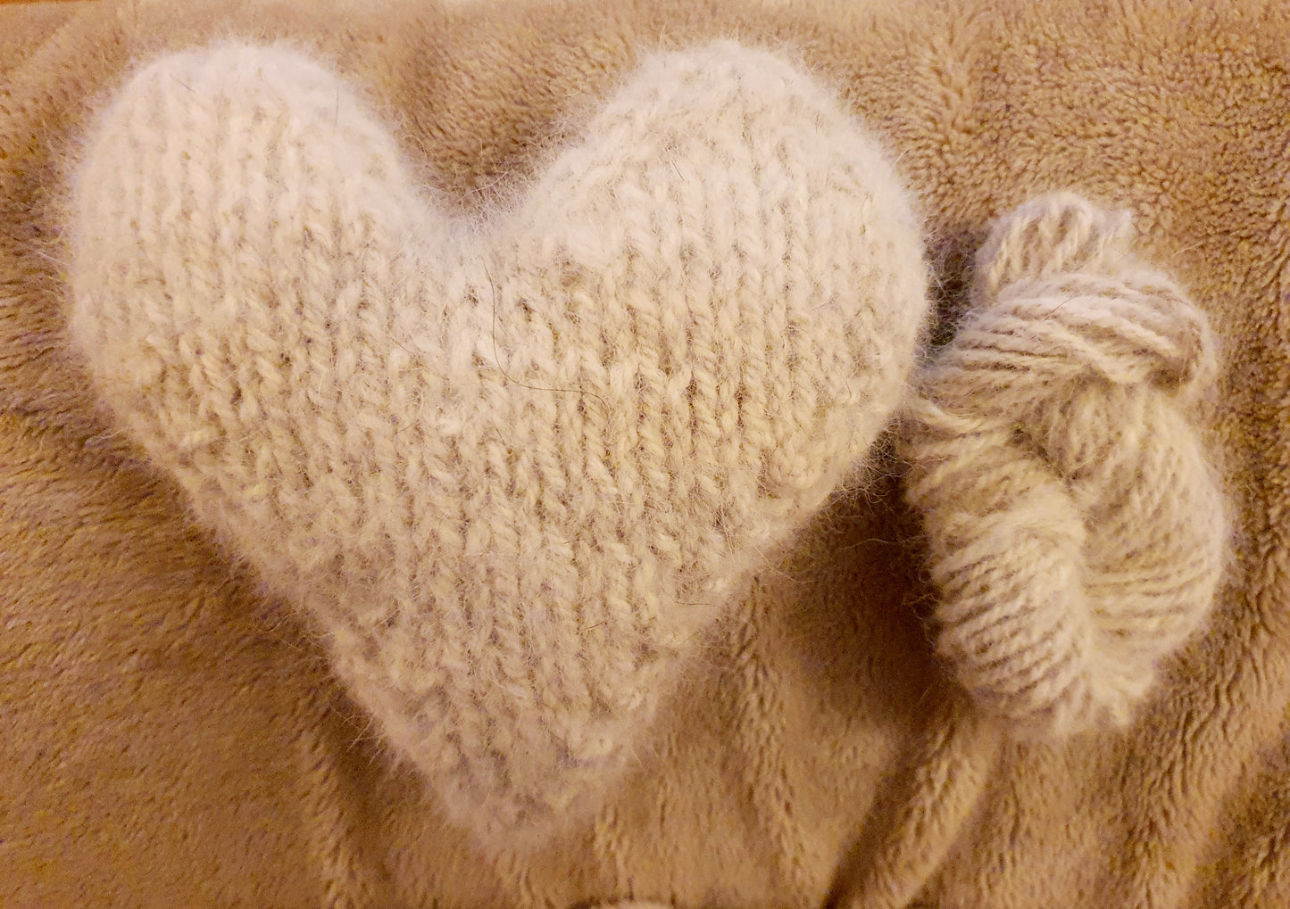 Pet fur yarn heart keepsake. Have your pets fur turned into something you can keep forever. Dog, cat, rabbit, memorial/keepsake cheingora