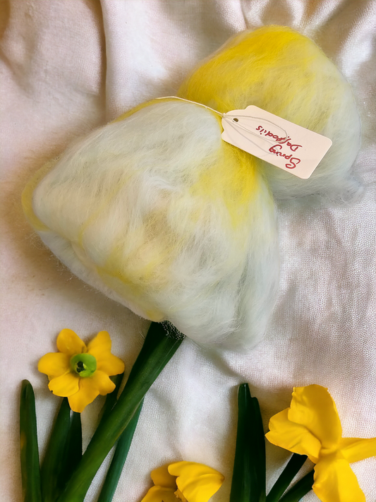 Spring Daffodils. Beautiful wool batt perfect for spinning into yarn, felting or weaving.